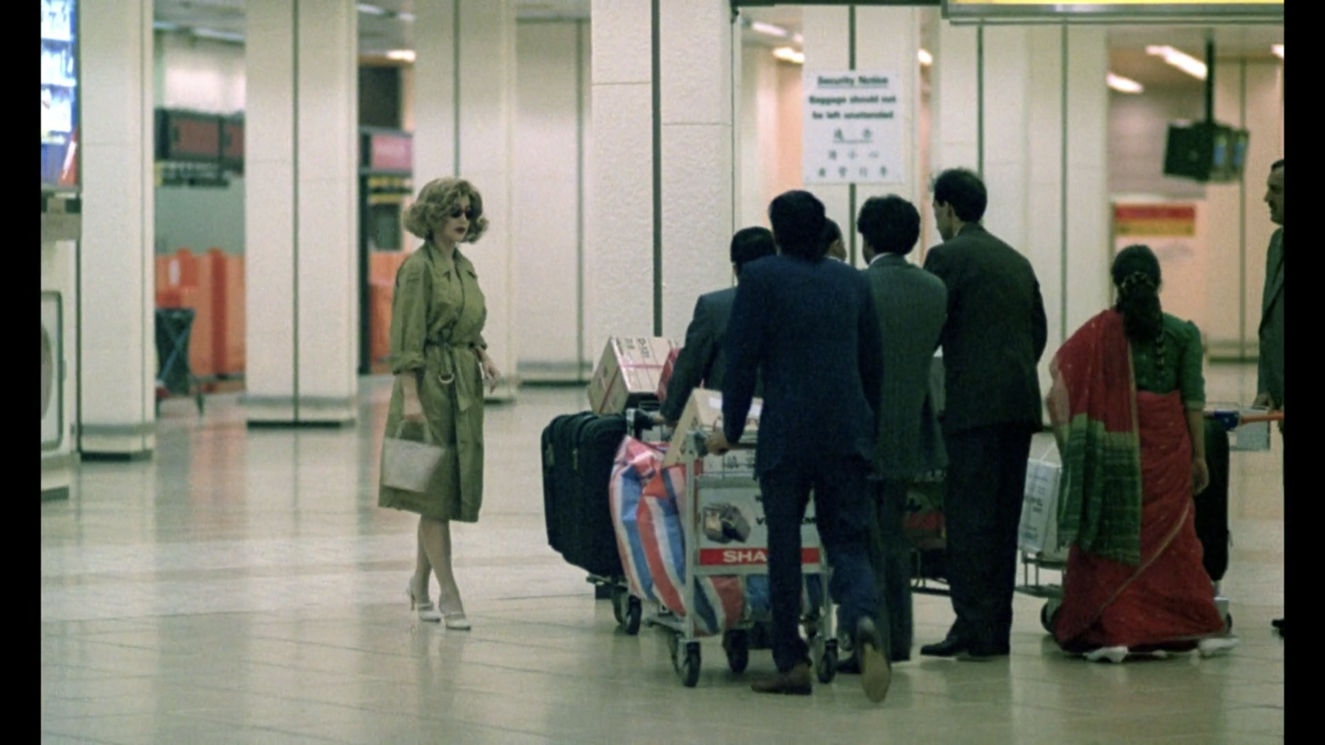 The woman in the blonde wig transports drugs at the airport in Chungking Express