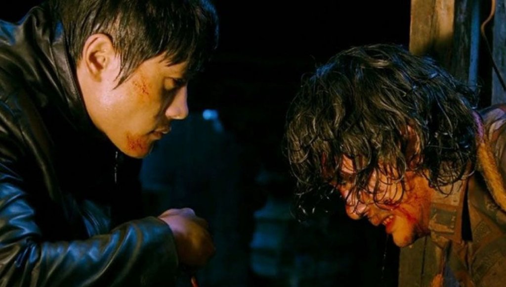 Kim Soo-hyeon (Lee Byung-hun) kneels over a bloody Kyung-Chul (Choi Min-sik) in I Saw the Devil (2010)