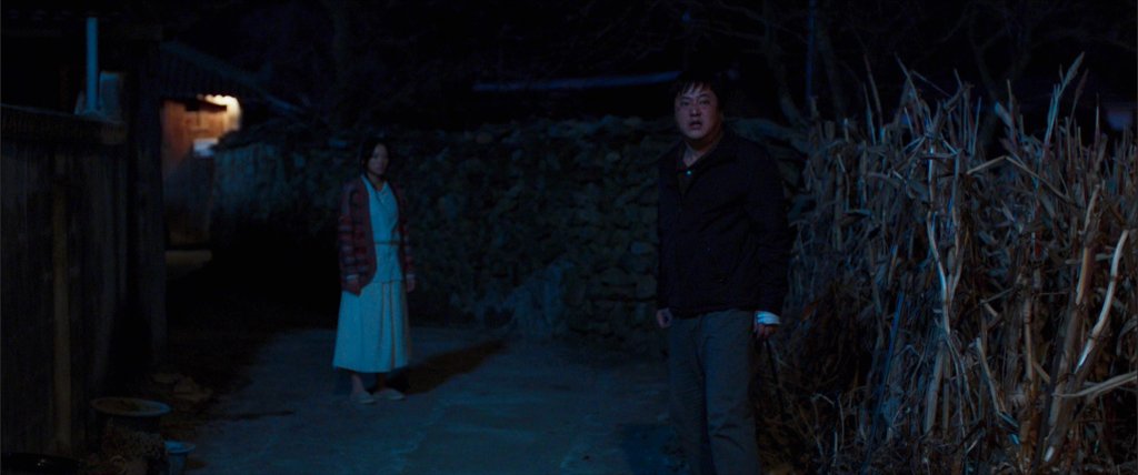 Jong-goo decides whether to leave Moo-myung (The Woman in White) and go back to his daughter in The Wailing