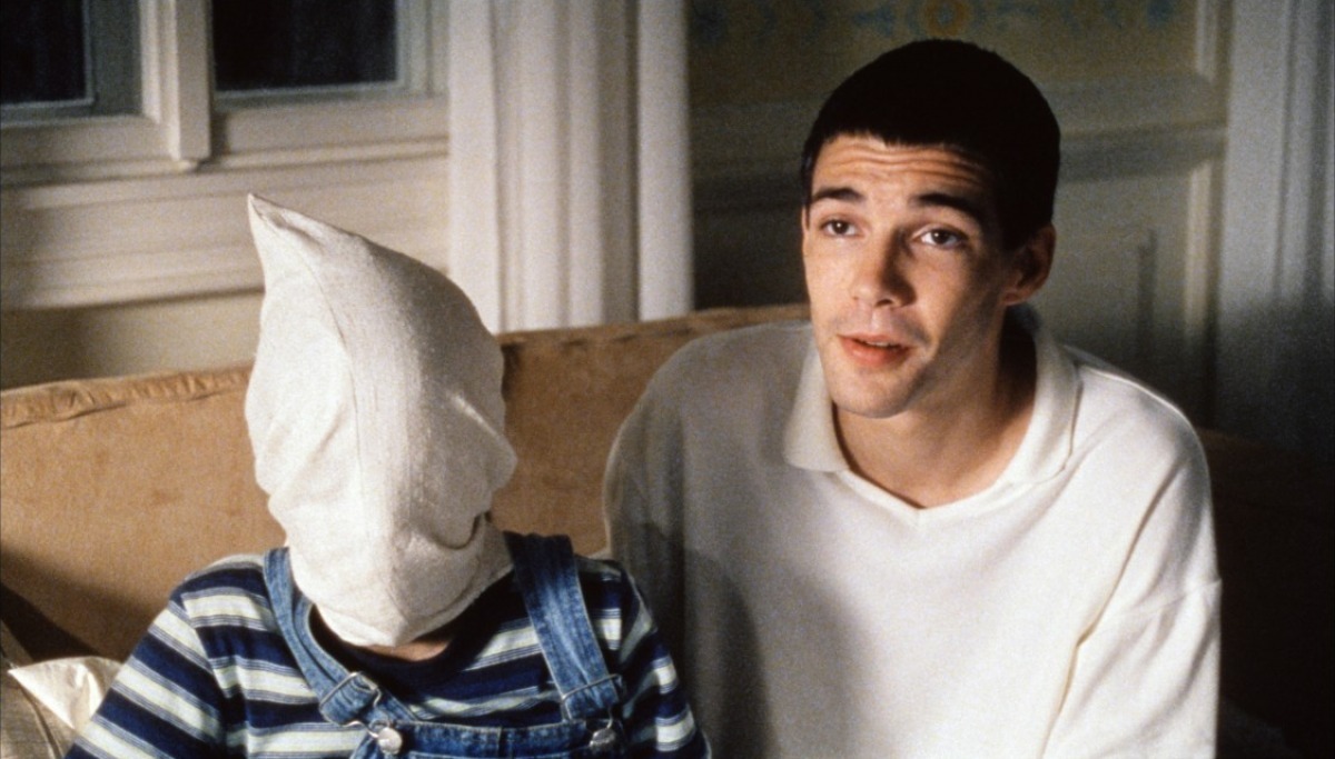 Paul (Arno Frisch) wraps a sack around a boy's head in Funny Games (1997)