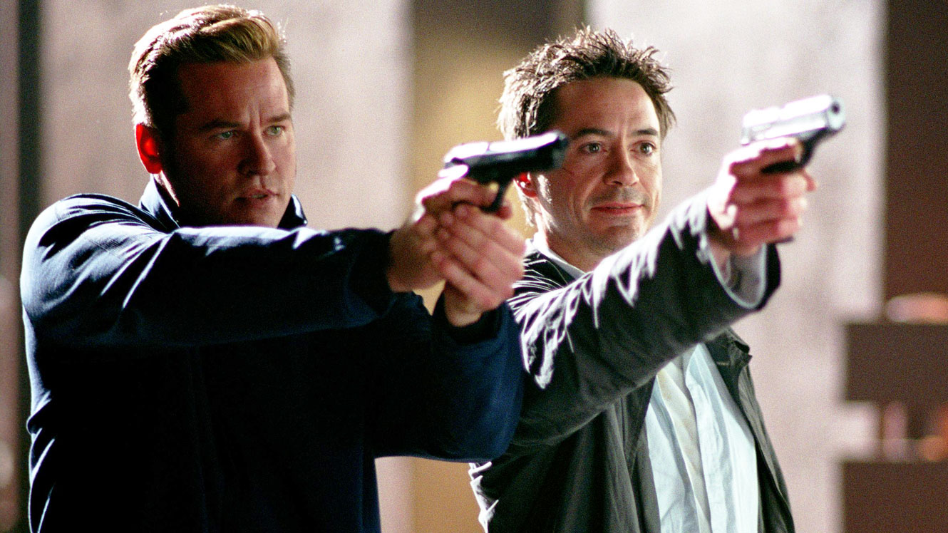 Harry Lockhart (Robert Downey Jr.) and Gay Perry (Val Kilmer) point their guns at an enemy in Kiss Kiss Bang Bang