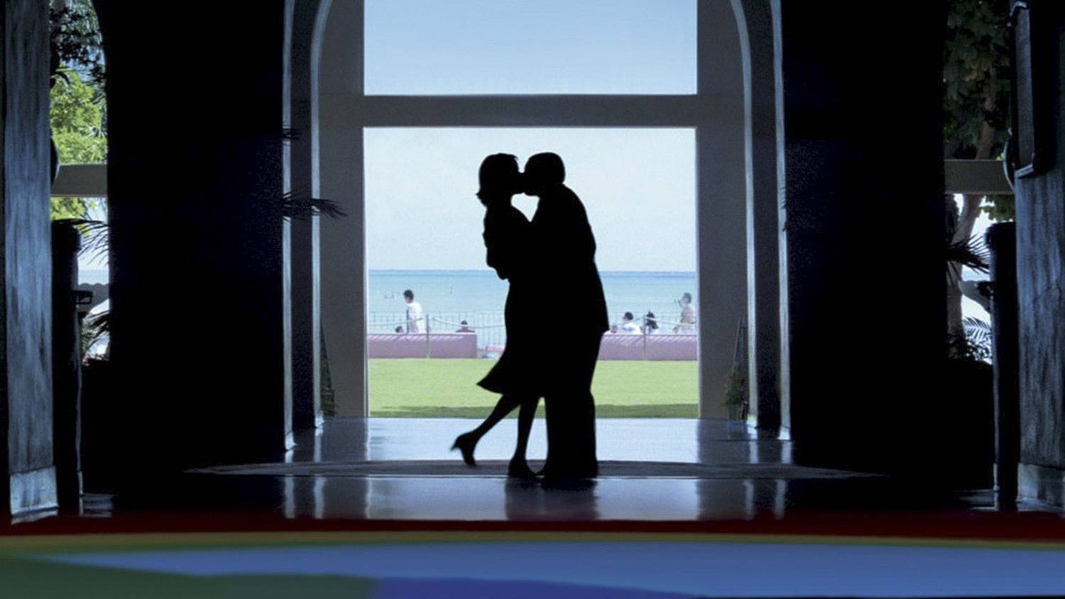 Barry Egan (Adam Sandler) and Lena Leonard (Emily Watson) kiss at a hotel in Hawaii in Punch-Drunk Love