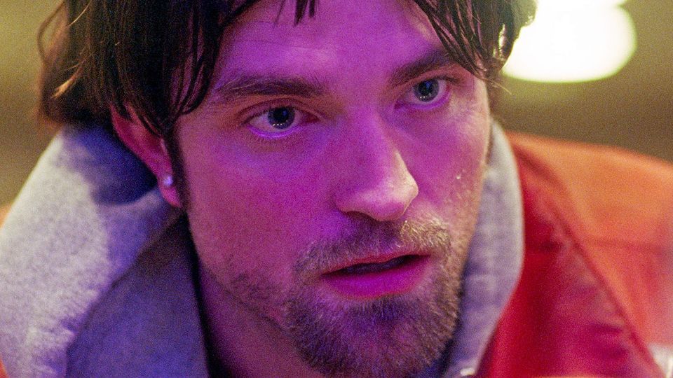 Connie (Robert Pattinson) stares at somebody intensely in Good Time
